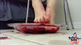 PAWG Crushes and Squishes Berries - porn video